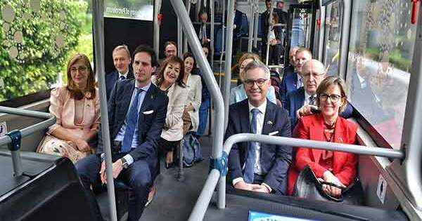 EU Commissioners Arrive in New Delhi on Hydrogen-Powered Bus