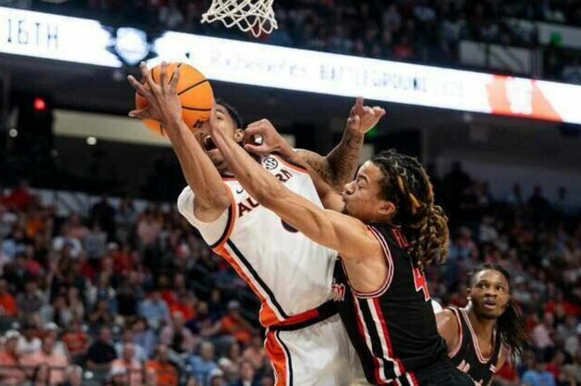 No. 1 Houston holds on, hands No. 22 Auburn first loss