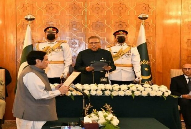 Pakistan: President Arif Alvi administers oath to Pervez Elahi as CM Punjab