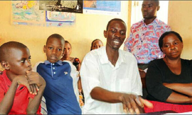 Man tricked into selling own children at sh1m Man tricked into selling own children at sh1m