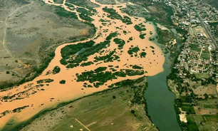 Lama despejada com rompimento da barragem de Fundão, da Samarco, em Mariana