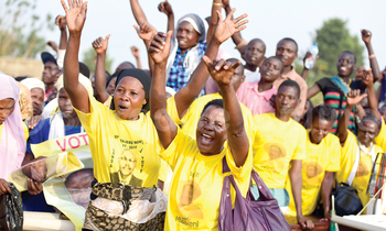 Abawagizi ba Pulezidenti Museveni mu lukuηηaana e Busaana mu Kayunga. Abawagizi ba Pulezidenti Museveni mu lukuηηaana e Busaana mu Kayunga.