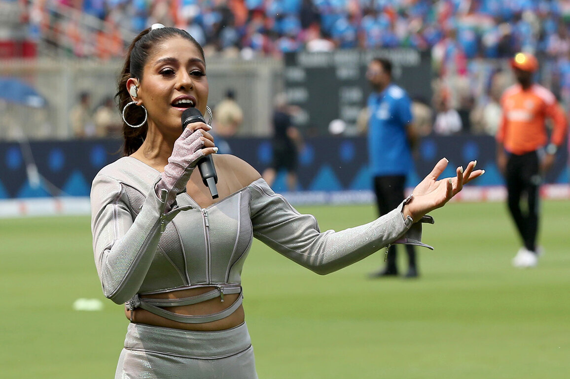 Sunidhi Chauhan takes "complete vocal rest" due to severe throat infection, reschedules Kolkata concert