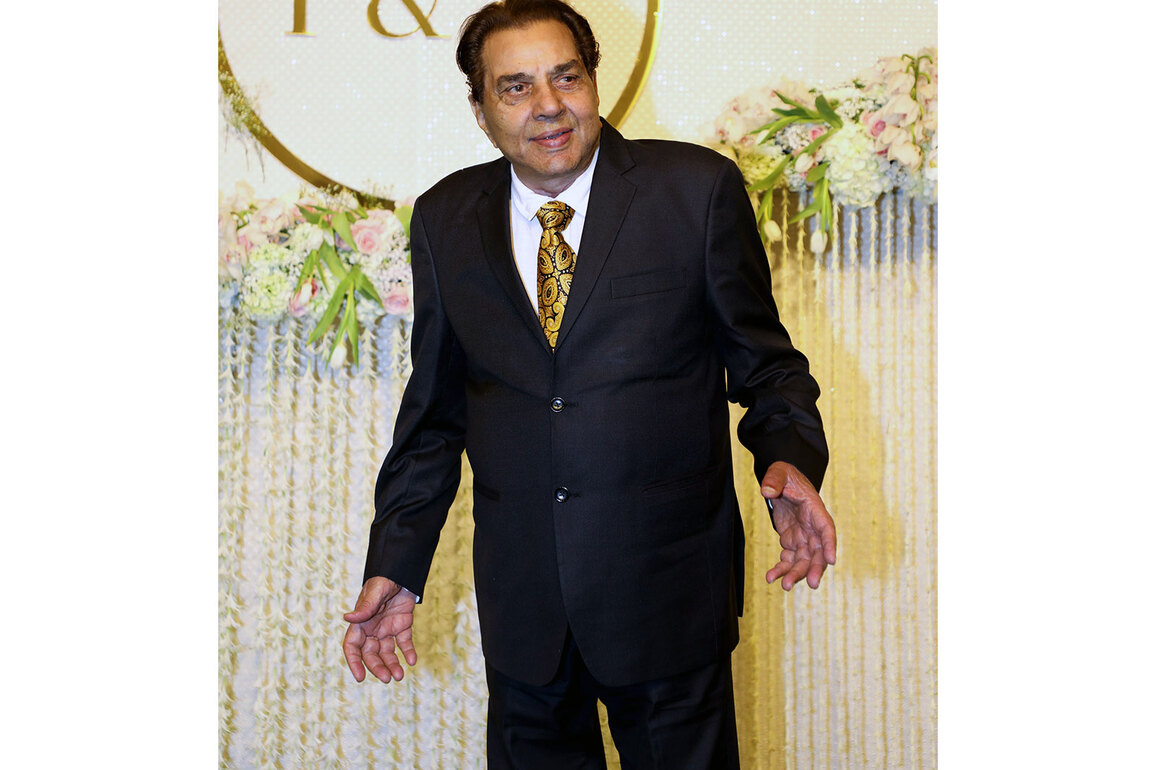 "Lost a legend who captivated hearts with his charm, talent": Virat Kohli's touching tribute to Dharmendra