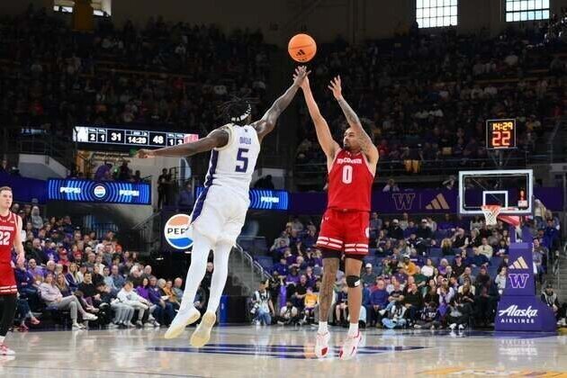 Braeden Carrington explodes for 32 points as Wisconsin routs Washington