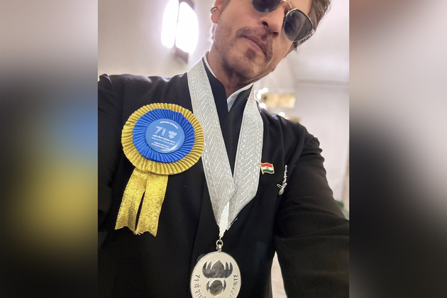 National Award: SRK flaunts his silver medal; children Suhana, Aryan congratulate him with special post
