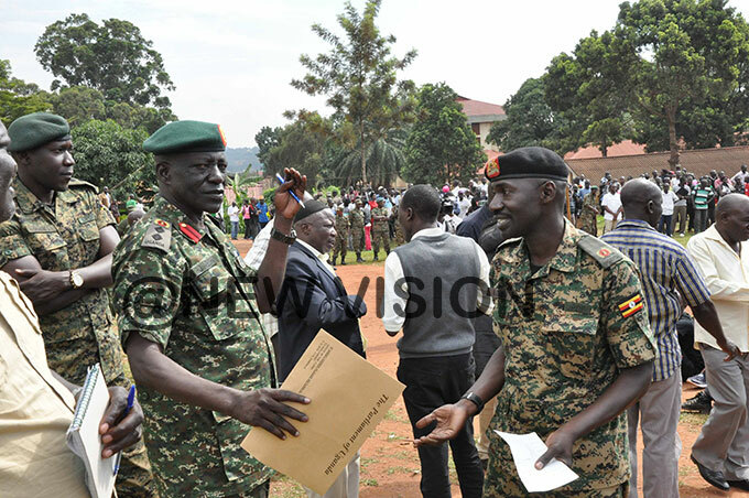  eam leader recruitment exercise olonel elex bucha interacting with the division one spokesperson major ilal usuf atamba during the recruitment exercise hoto by immy uta