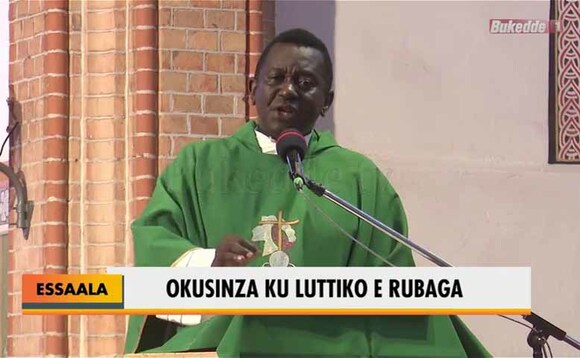 Fr. Musaala ng'akulembeddemu okusinza. Fr. Musaala ng'akulembeddemu okusinza.