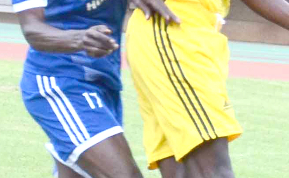 Hussein Bukenya (ku owa Vision Group, ne Arafat Nsubuga (ku ddyo) owa ttiimu enonderere okuva e Mbarara. Hussein Bukenya (ku owa Vision Group, ne Arafat Nsubuga (ku ddyo) owa ttiimu enonderere okuva e Mbarara.