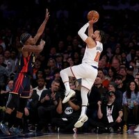 Stephen Curry scores 28 as Warriors hold off Knicks