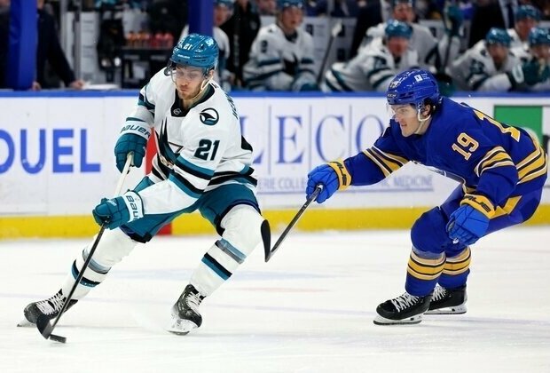 Sharks share offense during blowout of Sabres