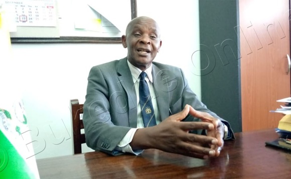 Ndagga ng'ayogera eri bannamawulire. Ndagga ng'ayogera eri bannamawulire.