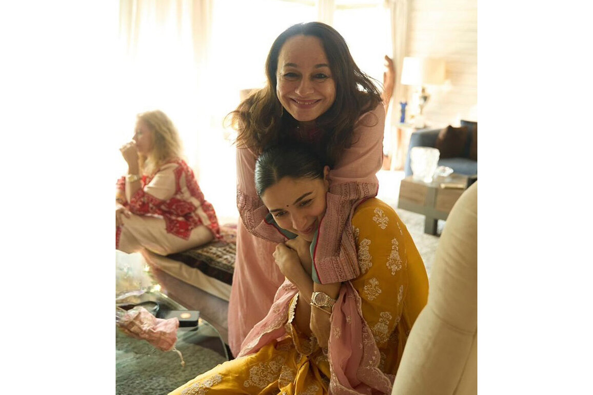 Alia Bhatt sends birthday love to her "mama birdie" Soni Razdan, says "you are our whole universe"