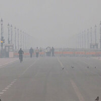 Delhi's air quality remains 'very poor' with AQI over 370 as thick smog blankets the capital