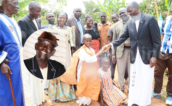 Minisita w'Amawulire e Mmengo, Noah Kiyimba ng'abuuza ku Musika wa Maliba Mugerwa (mu katono) nga ye Joseph Lukwago. Olumbe lw'omugenzi lwabaddewo nga February 10,2108 ku kyalo Lunene mu ggombolola y'e Mpenja- Gomba. Ku kkono bebakulembeze e Gomba. Minisita w'Amawulire e Mmengo, Noah Kiyimba ng'abuuza ku Musika wa Maliba Mugerwa (mu katono) nga ye Joseph Lukwago. Olumbe lw'omugenzi lwabaddewo nga February 10,2108 ku kyalo Lunene mu ggombolola y'e Mpenja- Gomba. Ku kkono bebakulembeze e Gomba.