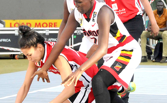 Omuzannyi wa Misiri M. Nour ng'ajje omupiira ku Hope Akech owa Uganda Omuzannyi wa Misiri M. Nour ng'ajje omupiira ku Hope Akech owa Uganda