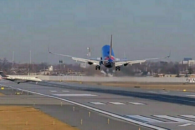 US passenger plane nearly collides with private jet 