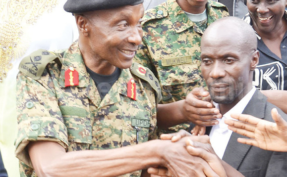 Gen. Kayihura nga yaakafuluma mu kkooti. Gen. Kayihura nga yaakafuluma mu kkooti.