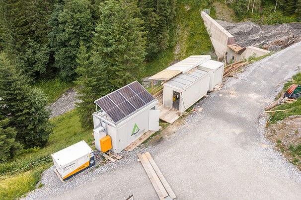 With a capacity of 94kWh, the LPO 100 mobile energy storage unit by Liebherr buffers the fixed power connection on site