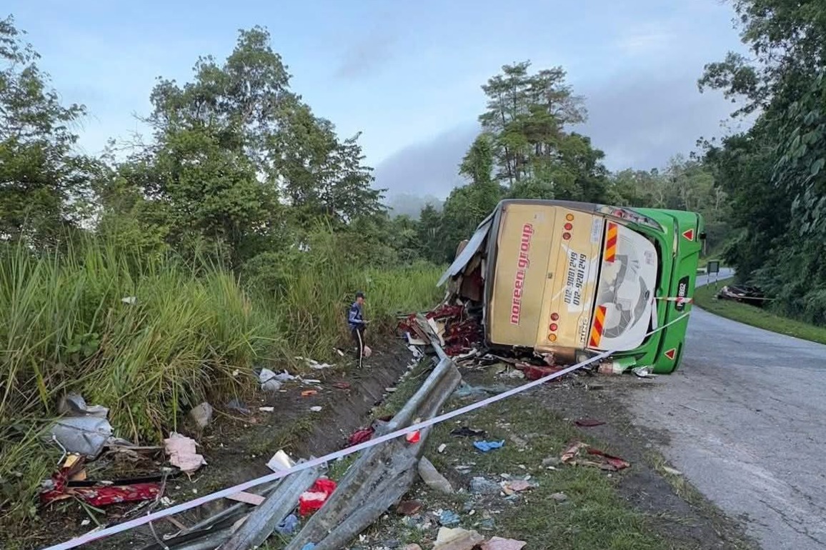 PhotoFlash | At least 15 killed in Malaysia bus crash