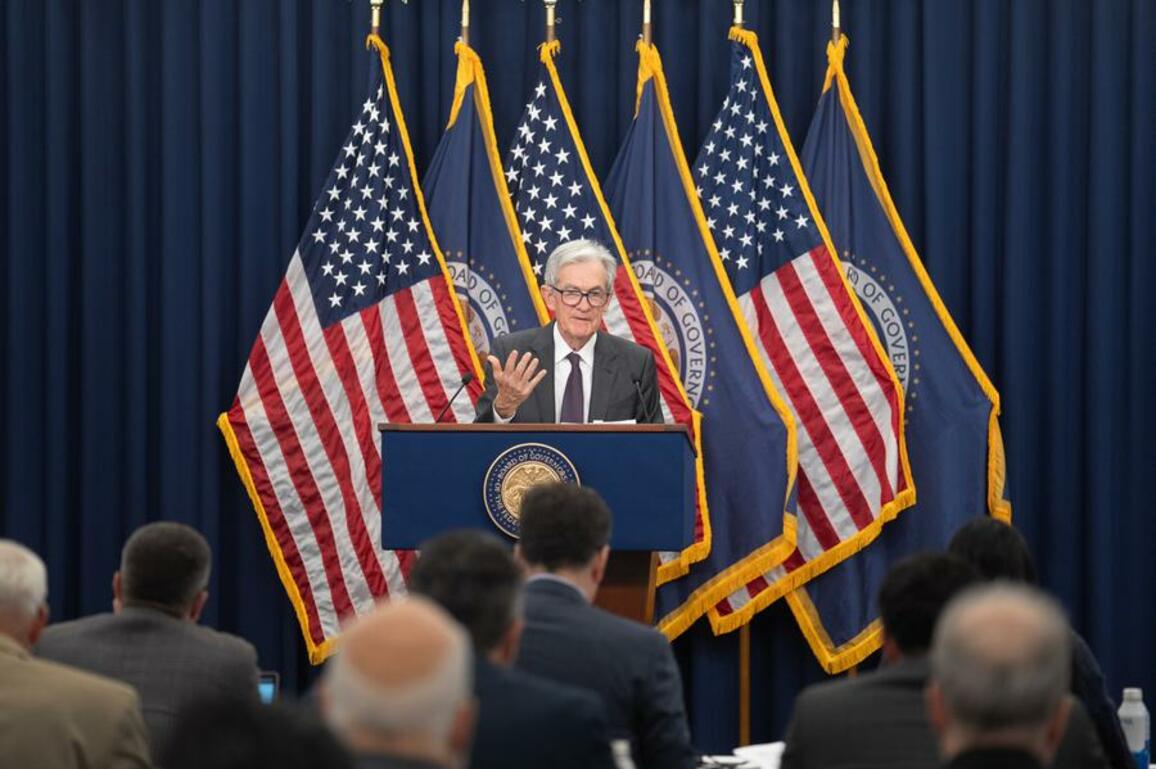 U.S. Fed keeps interest rates unchanged despite pressure from Trump administration