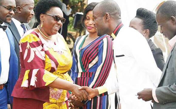 Mary Karooro Okurut ng’abuuza aba UNSA. Mary Karooro Okurut ng’abuuza aba UNSA.
