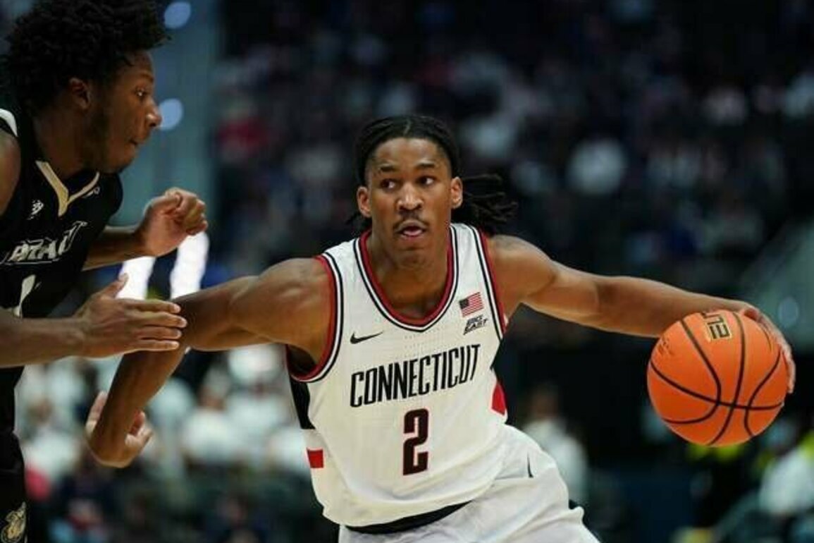 Depth, size to collide in showdown between No. 5 UConn and No. 13 Illinois