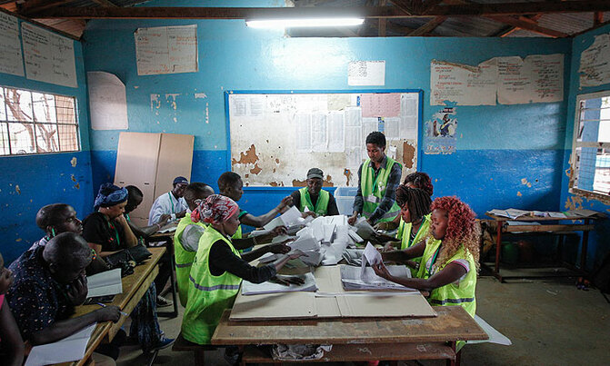 Kenya election: Vote counting underway Kenya election: Vote counting underway