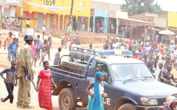 Poliisi ng’esobeddwa olw’abantu abaabadde bacankalanye kyokka oluvannyuma baabakubyemu ttiyagaasi ne bagumbulukuka. Poliisi ng’esobeddwa olw’abantu abaabadde bacankalanye kyokka oluvannyuma baabakubyemu ttiyagaasi ne bagumbulukuka.