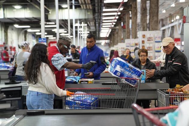 Economic Watch: U.S. credit card pullback underscores deeper economic concerns