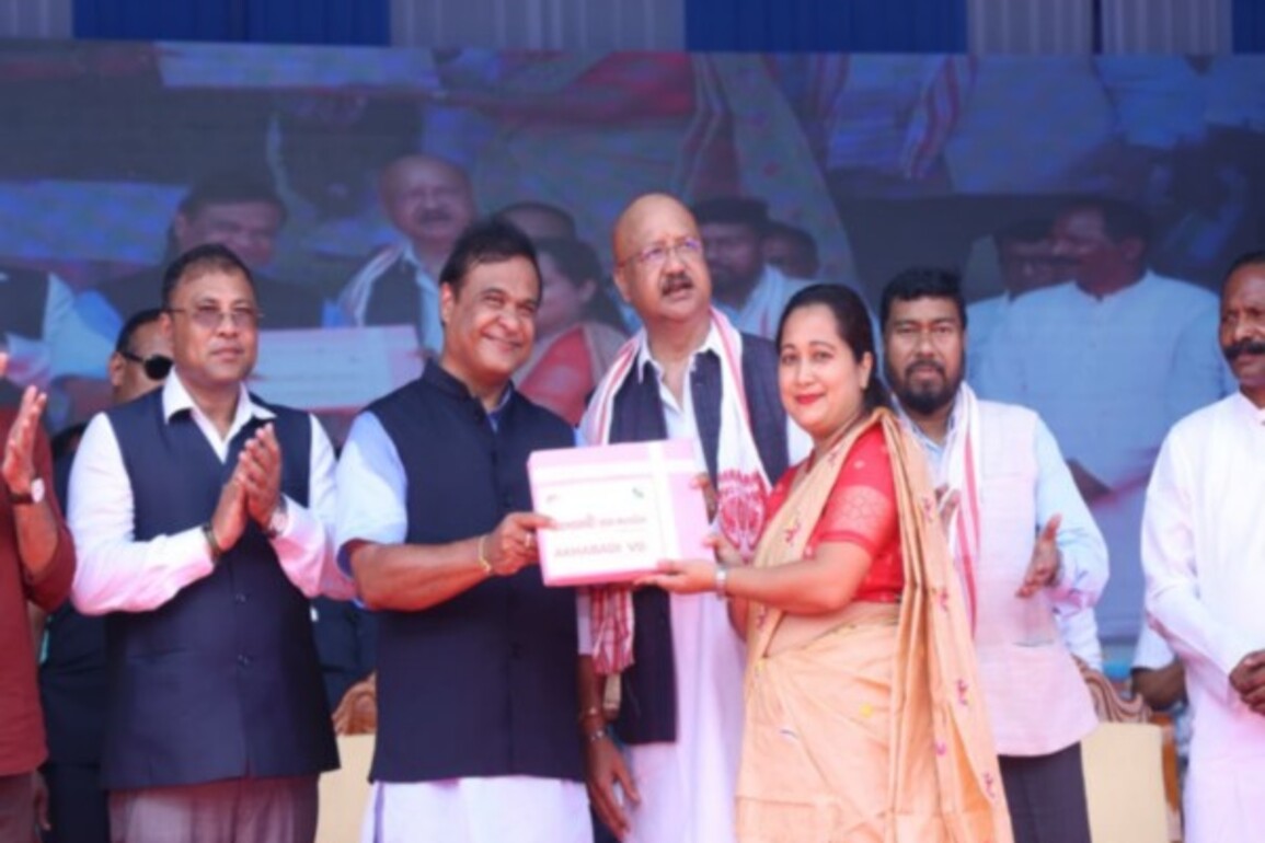 Assam CM distributes cheques amounting to Rs 10,000 each to 18,370 members of SHGs under MMMUA