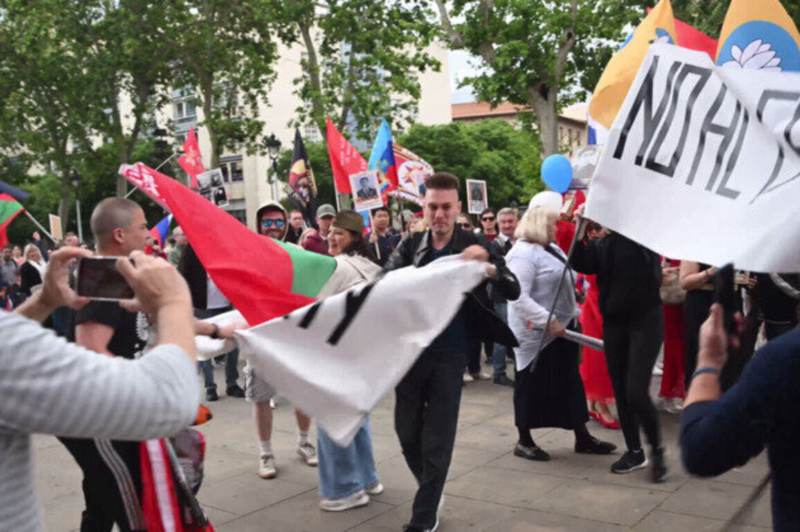 Protesters attempt to disrupt Immortal Regiment march in Barcelona 