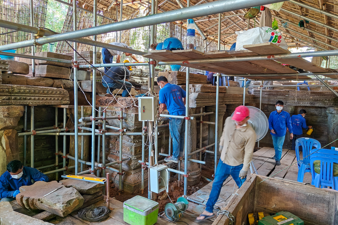 CAMBODIA-SIEM REAP-BANTEAY SAMRE TEMPLE TERRACE-RESTORATION