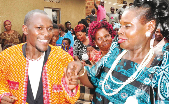 Omumbejja Namazzi ne Tibemanya nga bamema. Omumbejja Namazzi ne Tibemanya nga bamema.