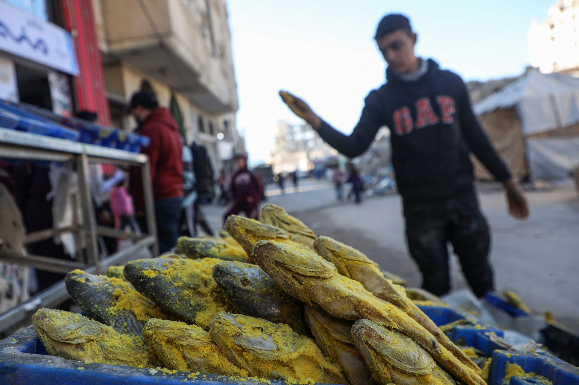 MIDEAST-GAZA CITY-SALTED FISH-EID PREPARATIONS