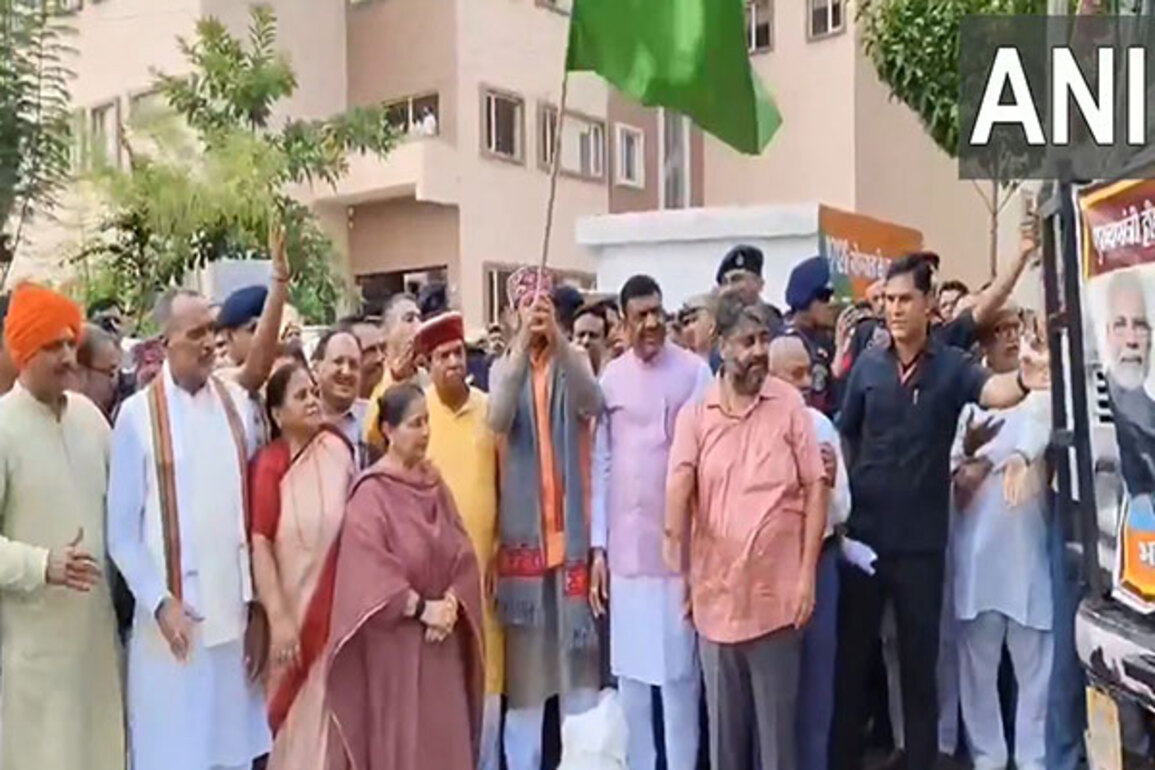 Haryana CM flags off vehicles carrying flood relief material for Himachal Pradesh and Punjab