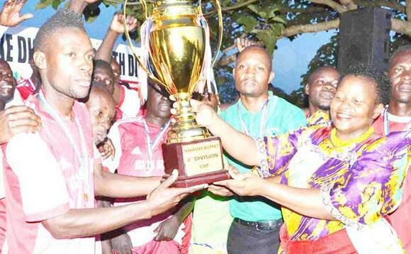 Omubaka wa Nakaseke, Sarah Najjuma (ku ddyo) ng’akwasa kapiteeni wa Kikamuloekikopo. Wakati ye Allan SsebunyaMagogo Omubaka wa Nakaseke, Sarah Najjuma (ku ddyo) ng’akwasa kapiteeni wa Kikamuloekikopo. Wakati ye Allan SsebunyaMagogo