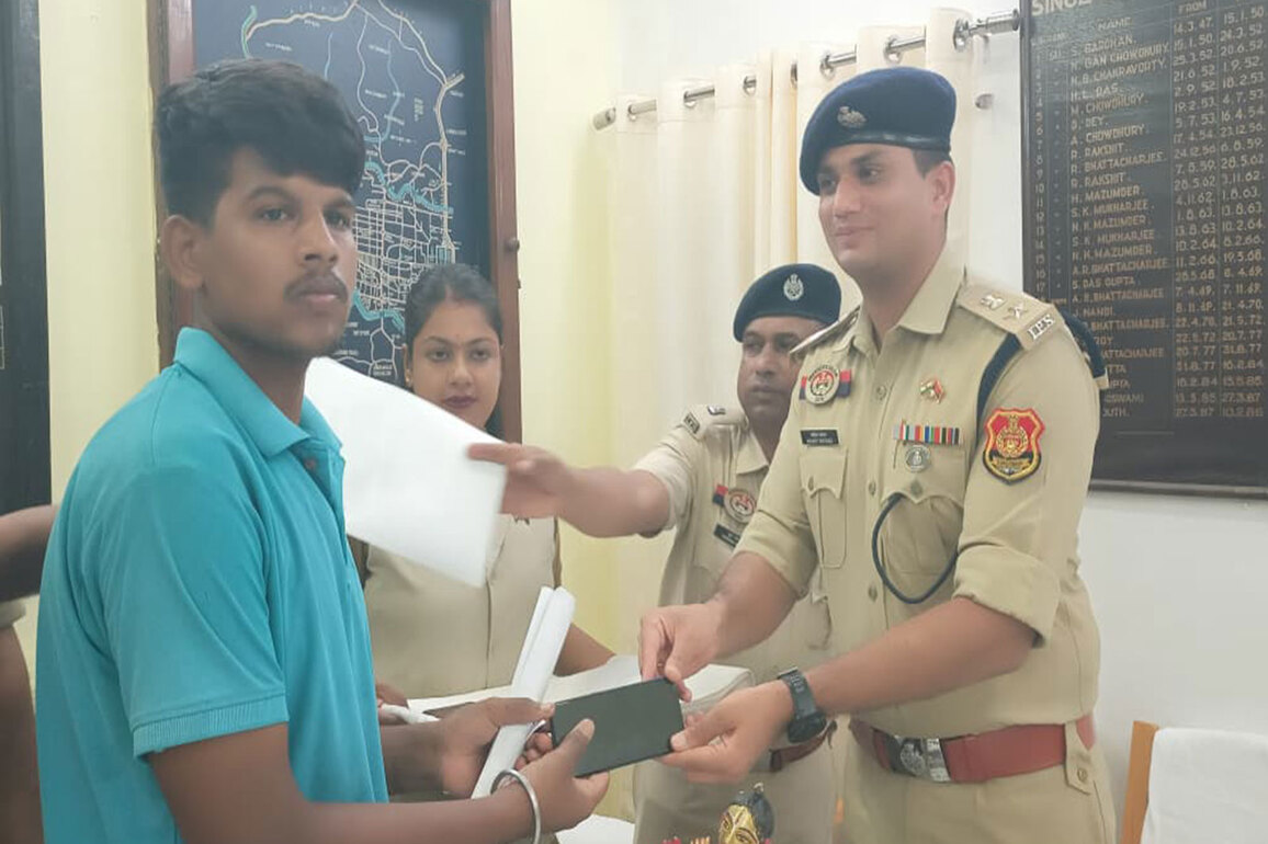 Tripura: West Agartala Police returns 30 recovered mobile phones to owners, vows to crack down on theft networks