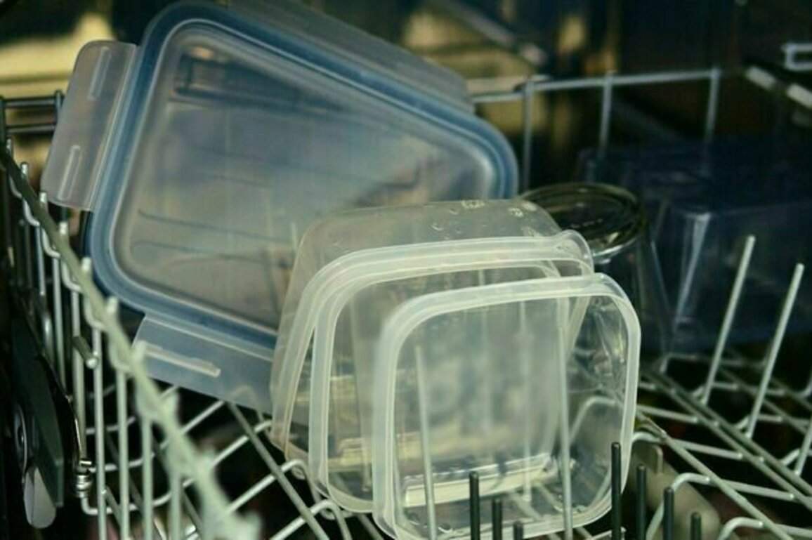 Why do plastic containers always come out wet from the dishwasher? Science has the answer