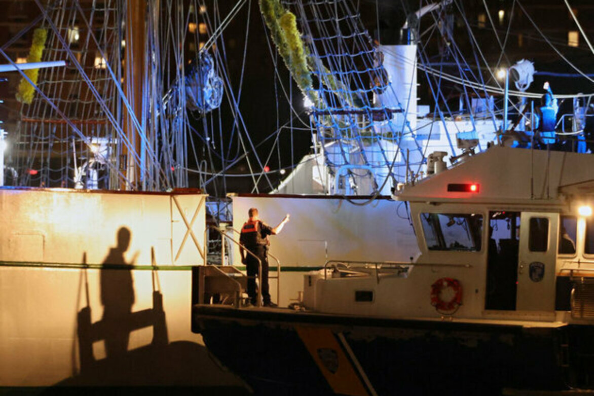 Mexican tall ship strikes Brooklyn Bridge, snapping masts, killing 2 crew members