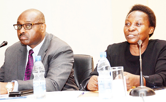 Minisita Namuyangu n'omukungu Kumumanya nga bali mu lukung'aana lwa bannamawulire Minisita Namuyangu n'omukungu Kumumanya nga bali mu lukung'aana lwa bannamawulire