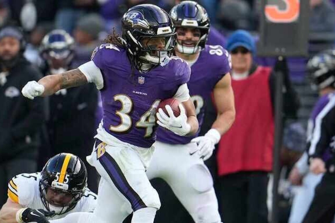 Keaton Mitchell Suffers Knee Injury vs. Steelers