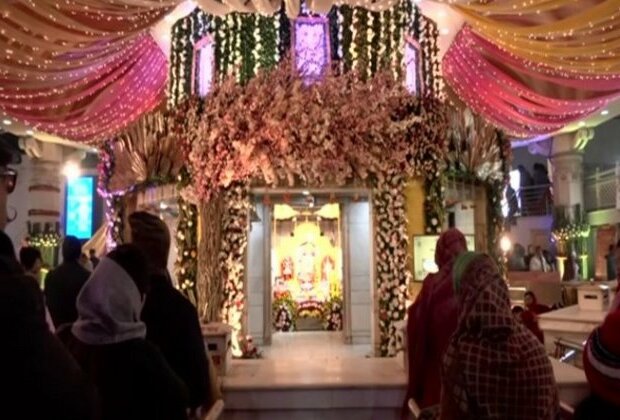 Devotees throng in large numbers at Delhi's Jhandewalan Temple