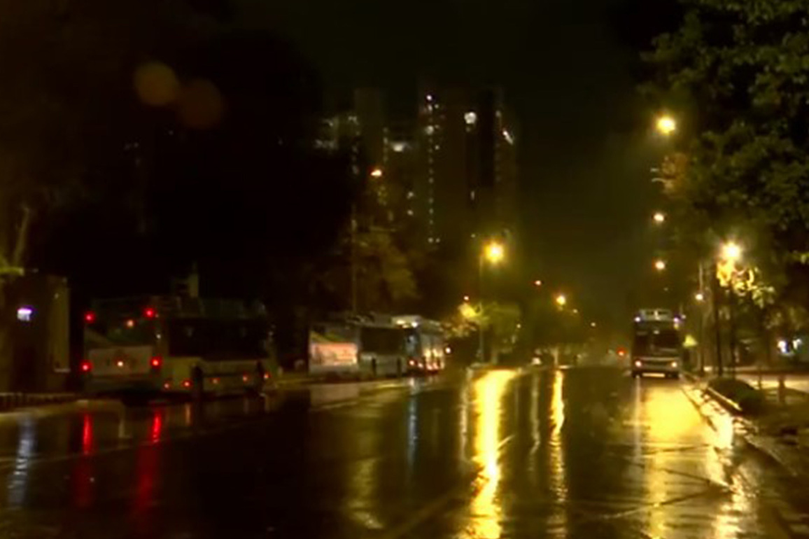 Delhi: Light showers bring pleasant relief to residents; AQI at 195