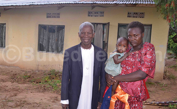 Kivumbi ne mukyala we Nakkazi n’omwana waabwe awaka waabwe. Kivumbi ne mukyala we Nakkazi n’omwana waabwe awaka waabwe.