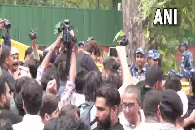 Rahul, Priyanka detained; Section 144 imposed in New Delhi district