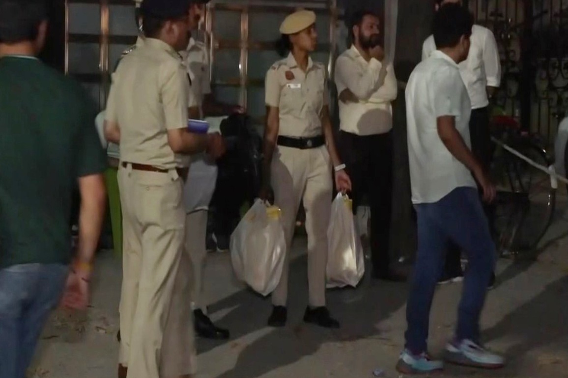 Accused stole 2 to 2.5 lakh rupees from premises: Delhi Police