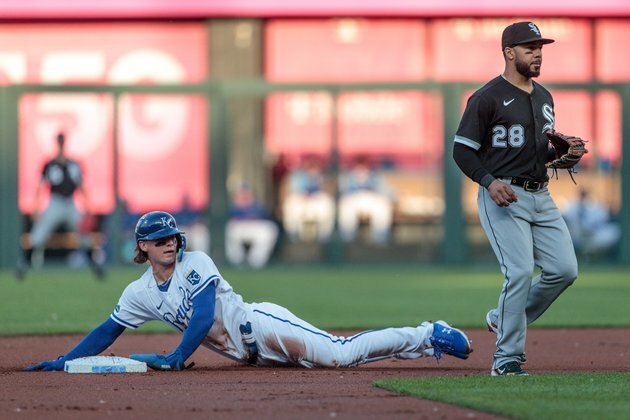 Royals pull away to defeat White Sox