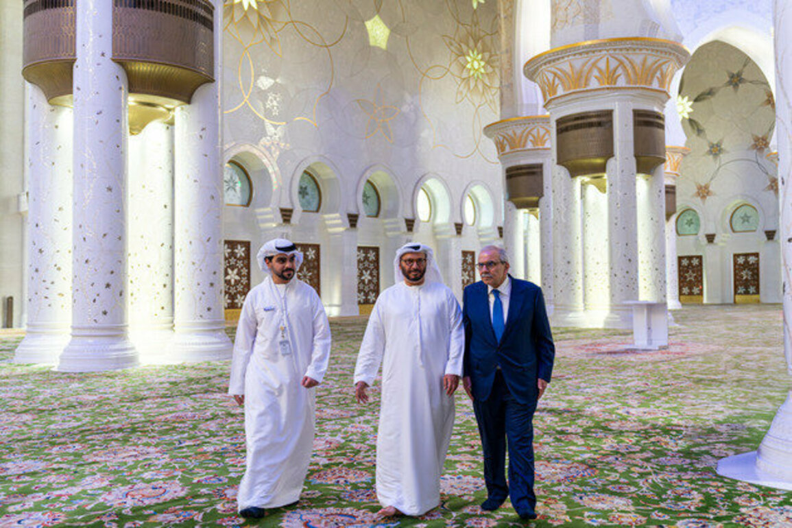 Lebanon's Prime Minister visits Sheikh Zayed Grand Mosque