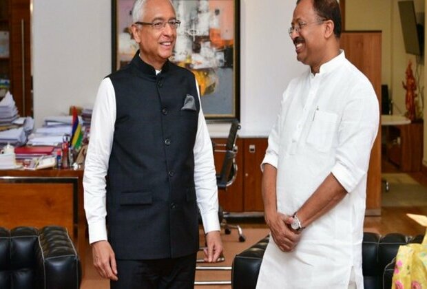 MoS Muraleedharan meets Mauritius Prime Minister Pravind Jugnauth